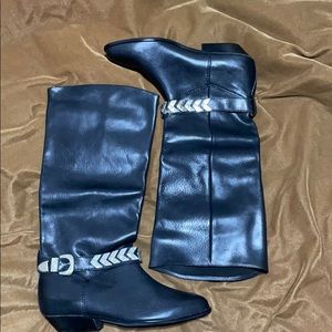 Elegant Black Leather Winter Boots with Buckle Detail